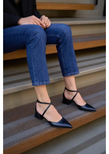 Siyah Kadın Çapraz Bantlı Klasik Topuklu Ayakkabı fiyatları