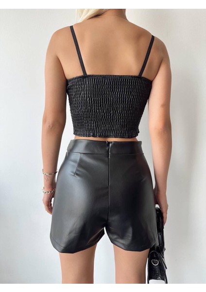 Toka Detaylı Suni Deri Kadın Şort indirimleri