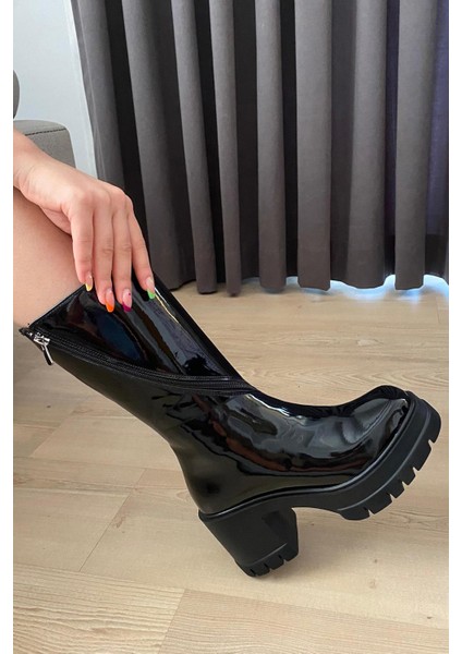 Kadın Gabri Siyah Rugan Döner Fermuarlı Çizme