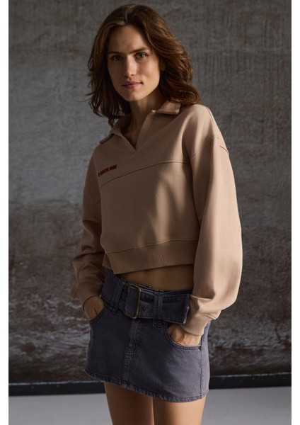 Shanell Kadın Organik Pamuklu Içi Şardonlu Nakış Detaylı Polo V Yaka Örme Crop Vizon Sweatshirt