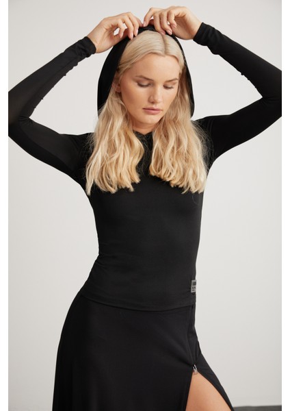 Layana Kadın Slim Fit Ince Kumas Kapüşonlu Uzun Kollu Siyah Body