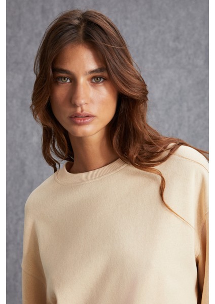 Sahıan Kadın Organik Pamuk 3 Iplik Içi Şardonlu Kol Etiket Detaylı Regular Krem Sweatshirt indirimleri