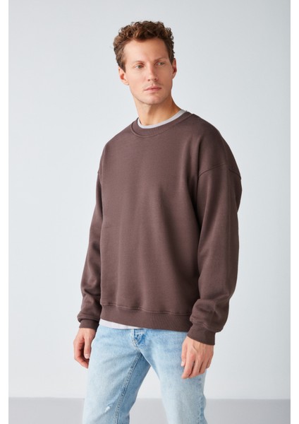 Stephan Erkek Yumuşacık Kumaşlı Oversize Fit Yuvarlak Yakalı Kahverengi Sweatshirt