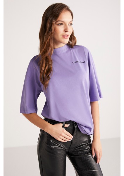 Kalısta Kadın Pamuk Oversize Arkası ve Önü Çiçek Baskılı Yuvarlak Yaka Yarım Kol Mor T-Shirt modelleri