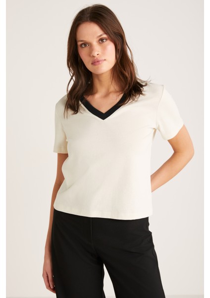 Camille Kadın V Yaka Kısa Kollu Ekru T-Shirt fırsatları