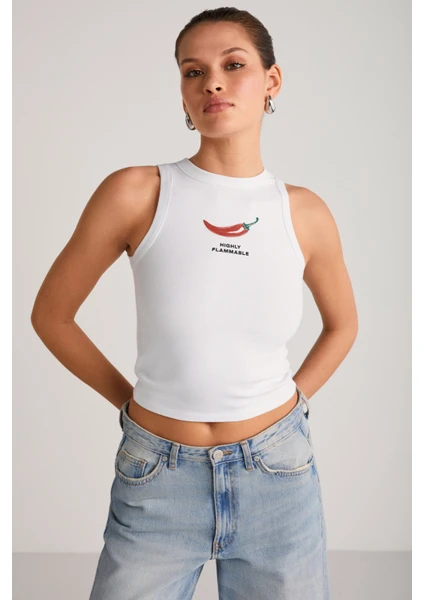 Spıce Kadın Bisiklet Yaka Kalın Askılı Baskı Detaylı Crop Organik Pamuklu Örme Kumaş Beyaz T-shirt