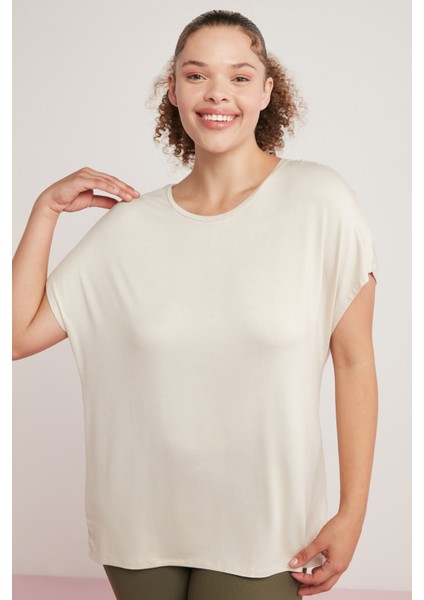 Amanda Kadın Viskon Karışımlı Dökümlü Kısa Kollu Oversize Bej Büyük Beden T-Shirt modelleri