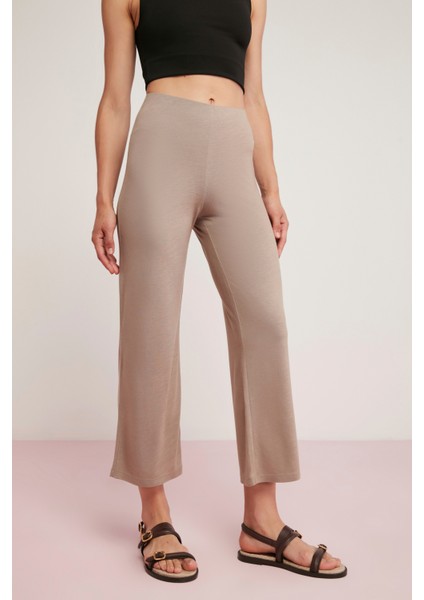 Becky Kadın Vücuda Tamamen Oturan Kısa Paçalı Flare Bej Pantolon modelleri