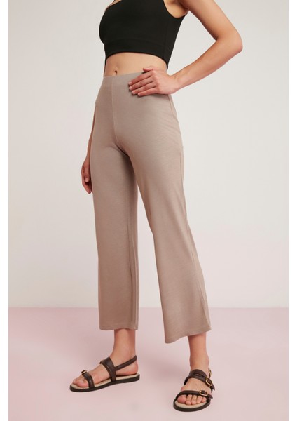 Becky Kadın Vücuda Tamamen Oturan Kısa Paçalı Flare Bej Pantolon fırsatları