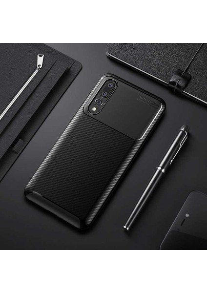 Huawei P20 Pro Kılıf Darbe Emici Uzun Ömürlü Dayanıklı Parmak Izi Yapmaz Karbon Tasarım Negro Silikon Kılıf