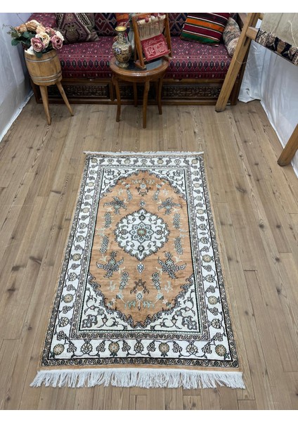 El Dokuma Ipek Floş Halı - 93 X 153