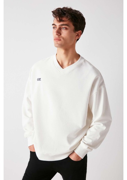 Off Erkek Yazı Nakış Detaylı V Yakalı Içi Polarsız Oversize Beyaz Sweatshirt