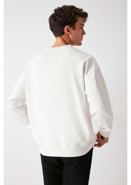 Off Erkek Yazı Nakış Detaylı V Yakalı Içi Polarsız Oversize Beyaz Sweatshirt