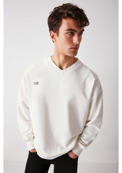 Off Erkek Yazı Nakış Detaylı V Yakalı Içi Polarsız Oversize Beyaz Sweatshirt