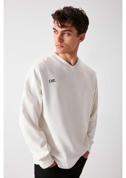 Off Erkek Yazı Nakış Detaylı V Yakalı Içi Polarsız Oversize Beyaz Sweatshirt