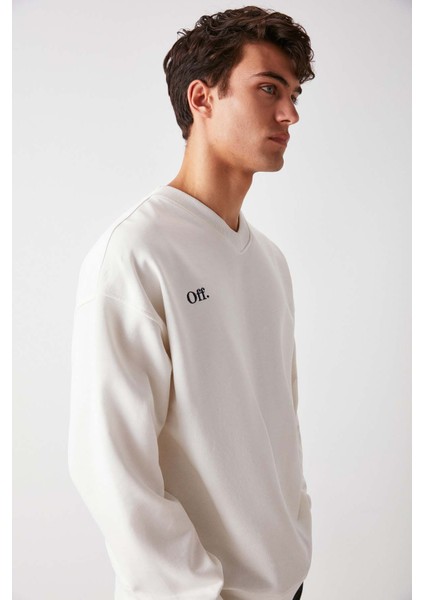 Off Erkek Yazı Nakış Detaylı V Yakalı Içi Polarsız Oversize Beyaz Sweatshirt