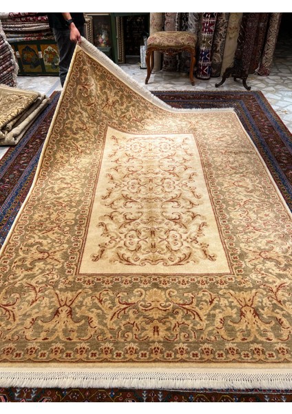 El Dokuma Ottoman Serisi Uşak Desenli Yün Kerem Halı 247x175