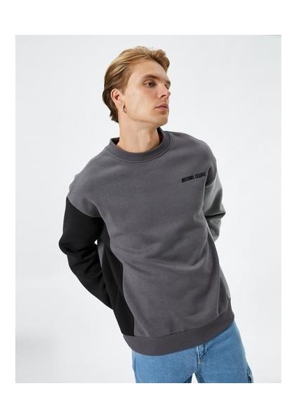 Bisiklet Yaka Sweatshirt Renk Bloklu Slogan Işlemeli Ribanalı