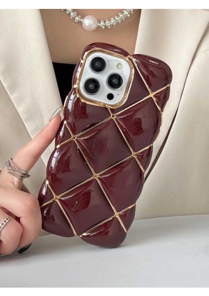 Paladyum Case iPhone 15 Promax Uyumlu Gold Detaylı Çizgili Bordo Baklava Dilimli Puf Kılıf