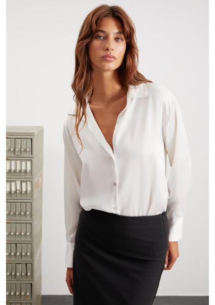 Sheıla Kadın Premium Saten Dokuma Relaxed Fit Rahat Kesim Uzun Kol Cepsiz Ekru Gömlek