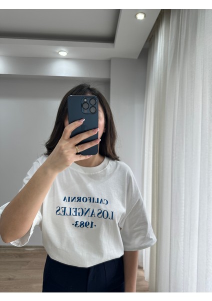 Beyaz Lacivert Yazılı Tişört