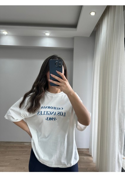 Beyaz Lacivert Yazılı Tişört modelleri