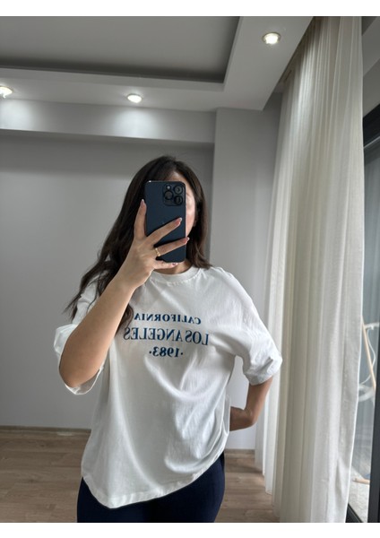 Beyaz Lacivert Yazılı Tişört indirimleri