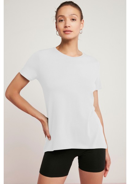 Tatum Kadın 100% Pamuk Süprem Yuvarlak Yaka Comfort Fit Beyaz T-Shirt