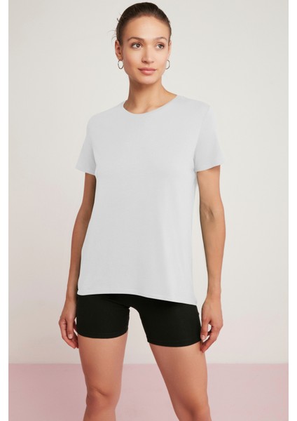 Tatum Kadın 100% Pamuk Süprem Yuvarlak Yaka Comfort Fit Beyaz T-Shirt fiyatları