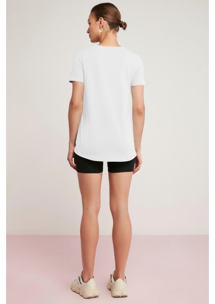Tatum Kadın 100% Pamuk Süprem Yuvarlak Yaka Comfort Fit Beyaz T-Shirt indirimleri