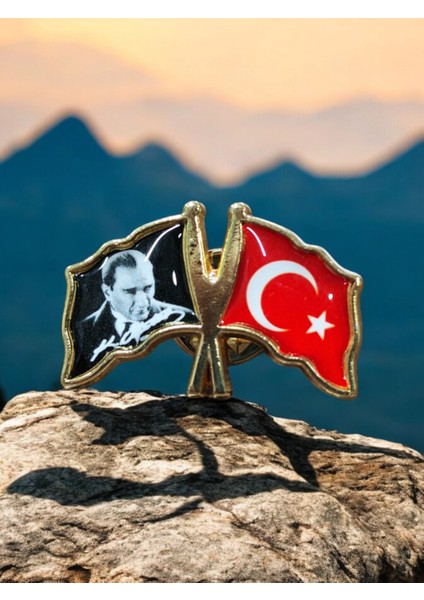 Dalgalı Türk Bayrağı ve Atatürk Model Metal Rozet