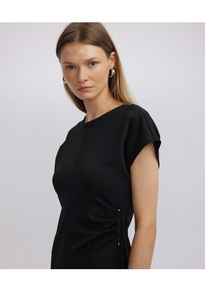 Metal Aksesuarlı Elbise