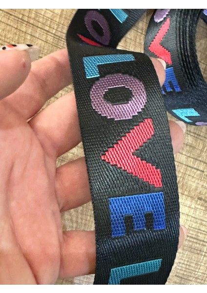 Renkli Love Yazılı Şerit Dikiş Giyim Çanta Aplike En 4 cm (1 Metre )