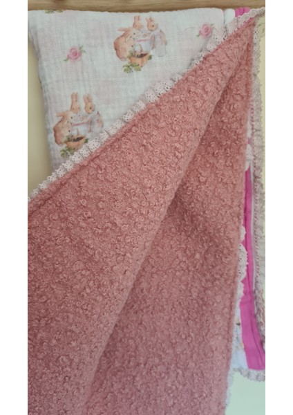 Pembe Peter Rabbit Çift Kat ve Buklet Yün Kumaş Bebek Battaniyesi