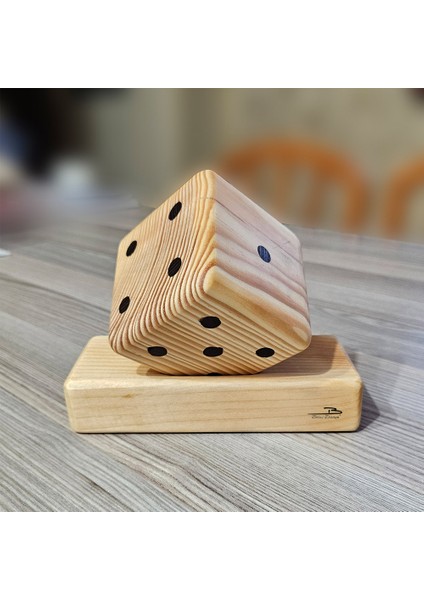 Doğal Ahşap Large Boy Standlı Zar Masa Süsü Dekoratif Hediyelik (Çam-Abanoz)