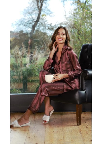 Kahverengi Saten Çizgi Desenli Gömlekli Düğmeli Kadın Saten Pijama Takımı fırsatları