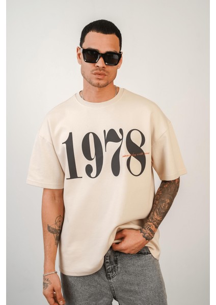Bisiklet Yaka 1978 Yazılı Baskılı Oversize Tişört Bej