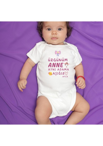 Üzgünün Anne Aynı Adama Aşığız Yazılı Kız Bebek Zıbın