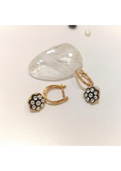 0,48CT Elmas Gül Modeli Küpe 8k Altın Hd Videolu