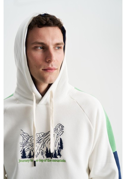 Erkek Regular Fit Baskılı Reglan Kollu Kanguru Cepli Kapüşonlu Sweatshirt K28254627701