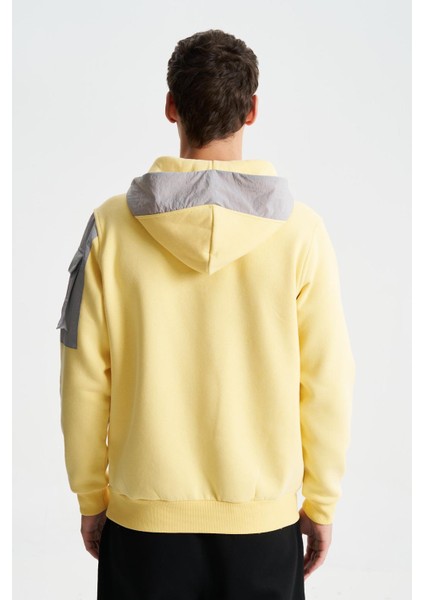 Erkek Regular Fit 3 İplik Şardonlu Sol Kol Kapak Kanguru Cepli Kapüşonlu Sweatshirt K28254627301