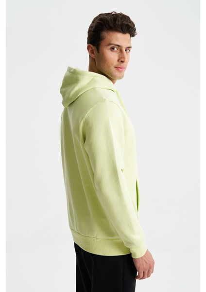 Şık Erkek Regular Fit Basic 3 İplik Şardonlu Kanguru Cepli Kapüşonlu Sweatshirt K28254627501 fırsatları