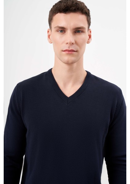 Erkek Lacivert Basic V Yaka Dynamic Fit Rahat Kesim Triko fırsatları