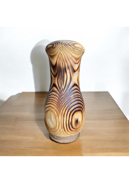 Doğal Izler: Yakma Tekniğiyle Desenlenmiş Çam Ağacı Vazo