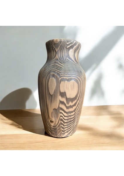 Doğanın Sanatı: Özel Işlemli Çam Ağacından Zarif Vazo