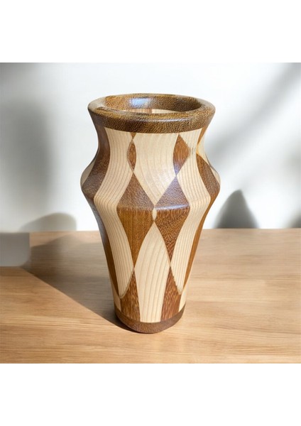 Sanat ve Doğanın Buluşması: Çam ve Ireko Ağaçlarından Desenli El Yapımı Vazo fırsatları