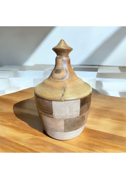 Zarif Detaylar: Ceviz Ağacından Desenli Kapaklı Saklama Kabı