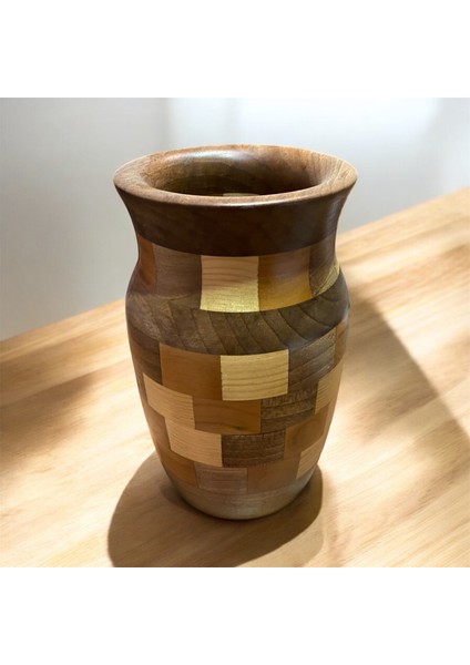 Doğanın Harmanı: Ceviz, Çam ve Kayın Ağaçlarından El Yapımı Ahşap Vazo