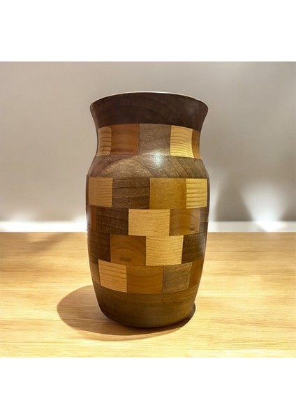 Doğanın Harmanı: Ceviz, Çam ve Kayın Ağaçlarından El Yapımı Ahşap Vazo modelleri