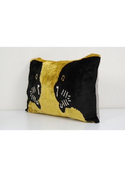 Sarı Renkli Hayvan Motifli Kadife Ikat Yastık Kılıfı modelleri